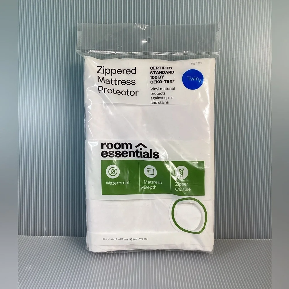 Room Essentials Zippered Mattress Protector - Twin